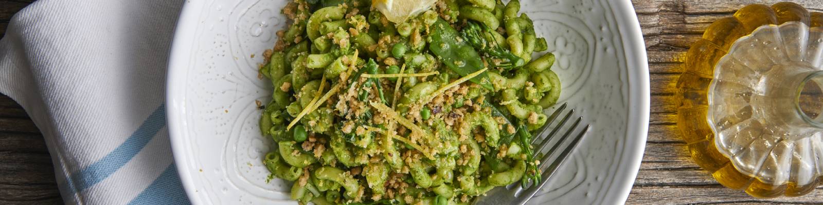 Pasta Garofalo - Macaroni avec mangetout, petits pois et brocoli Tendertem garnis de zeste de citron et de chapelure d’agrumes