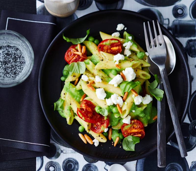 Pasta Garofalo - Garofalo Penne in Erbsensauce mit Ziegenkäse und Pinienkernen und Cherrytomaten