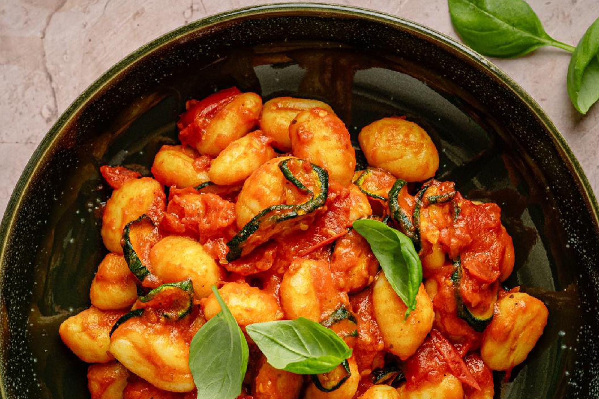 Pasta Garofalo - Gnocchi mit kirschtomatenpüree und gegrillten zucchini