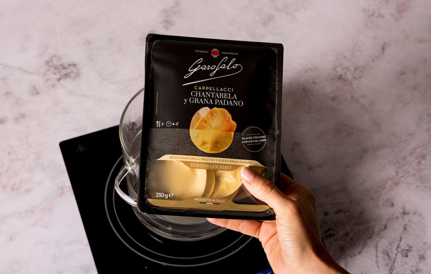 Receta Capellacci Chantarela y Grana Padano con salsa cremosa de tartufo y pollo asado. Paso 1: cocer la pasta