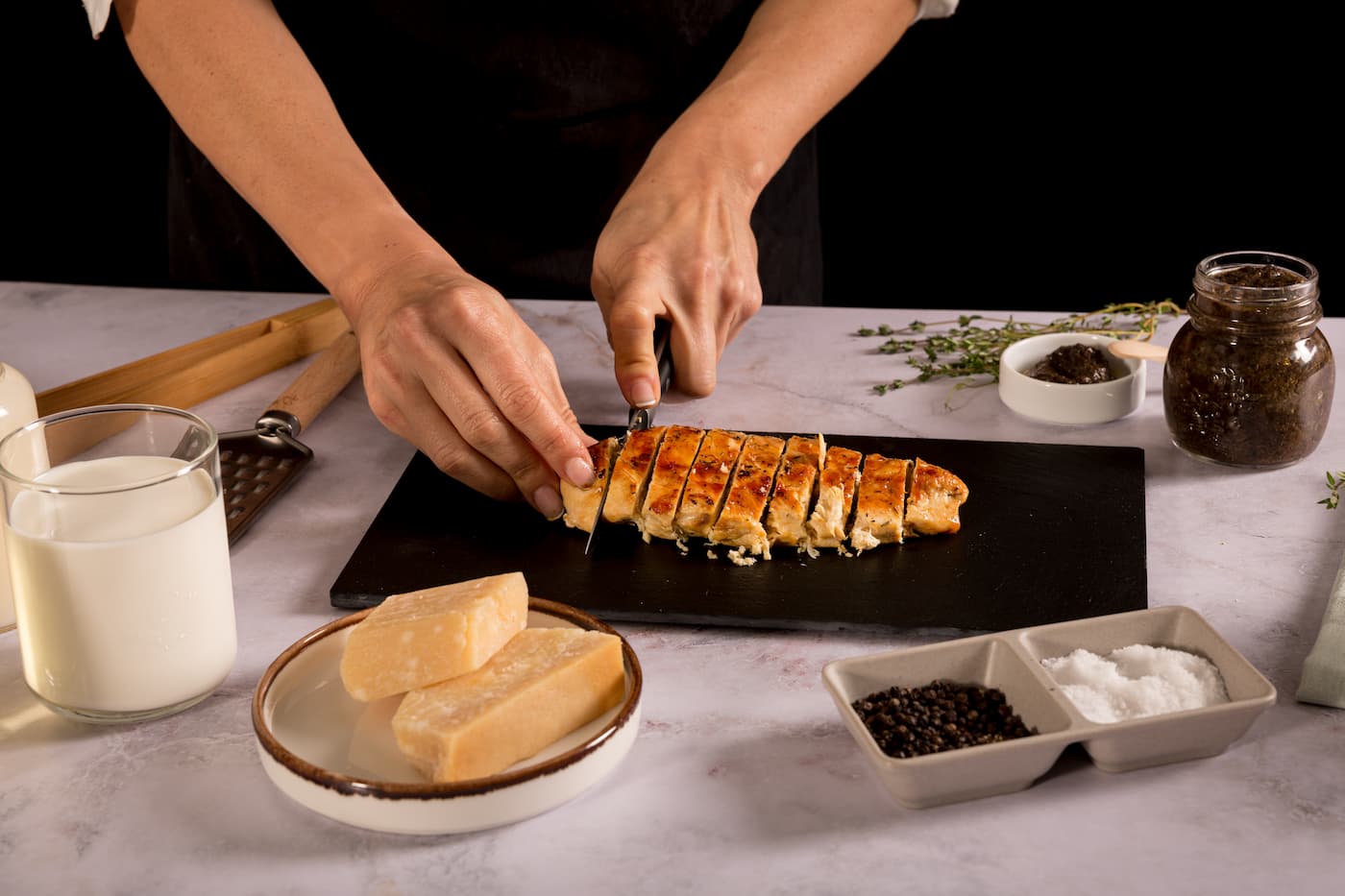 Receta Capellacci Chantarela y Grana Padano con salsa cremosa de tartufo y pollo asado. Paso 3: sacamos la pechuga de pollo de la sartén y la cortamos en laminas