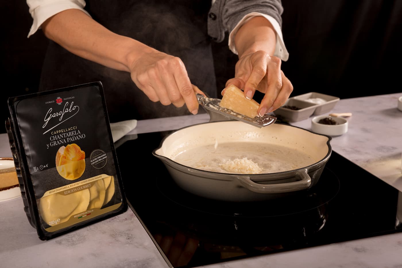 Receta Capellacci Chantarela y Grana Padano con salsa cremosa de tartufo y pollo asado. Paso 4: preparación de la salsa con nata y grana padano