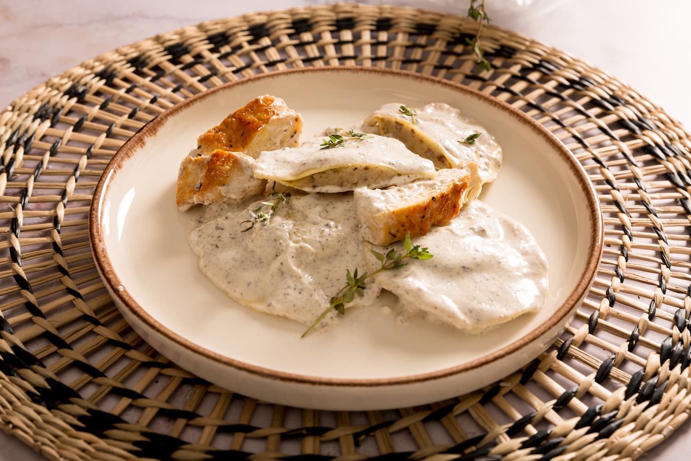 Receta Capellacci Chantarela y Grana Padano con salsa cremosa de tartufo y pollo asado. Paso 5: emplatar con pollo y plato listo
