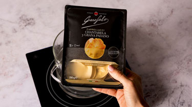Receta Cappellacci Chantarela y Grana Padano Alla Fiorentina. Paso 1: ponemos una olla con agua y sal a hervir