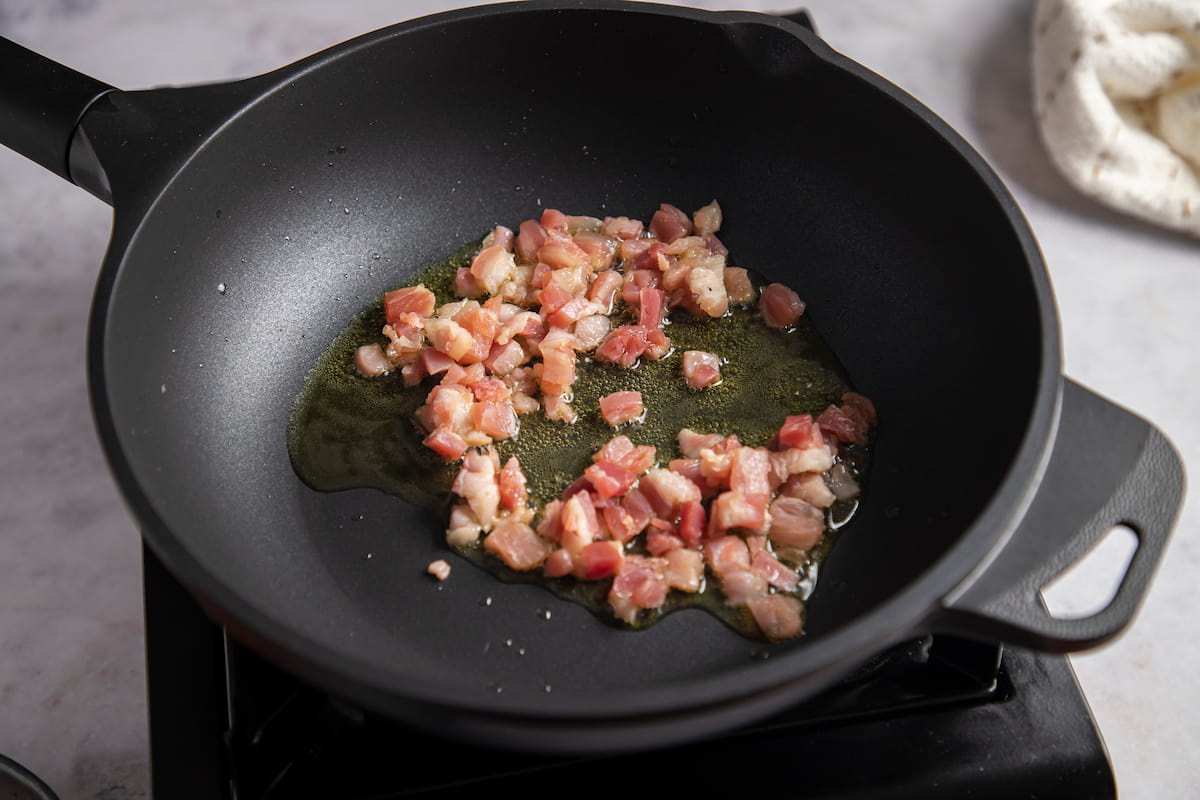 Receta de cómo hacer salsa boloñesa. Paso 1: Saltear la panceta