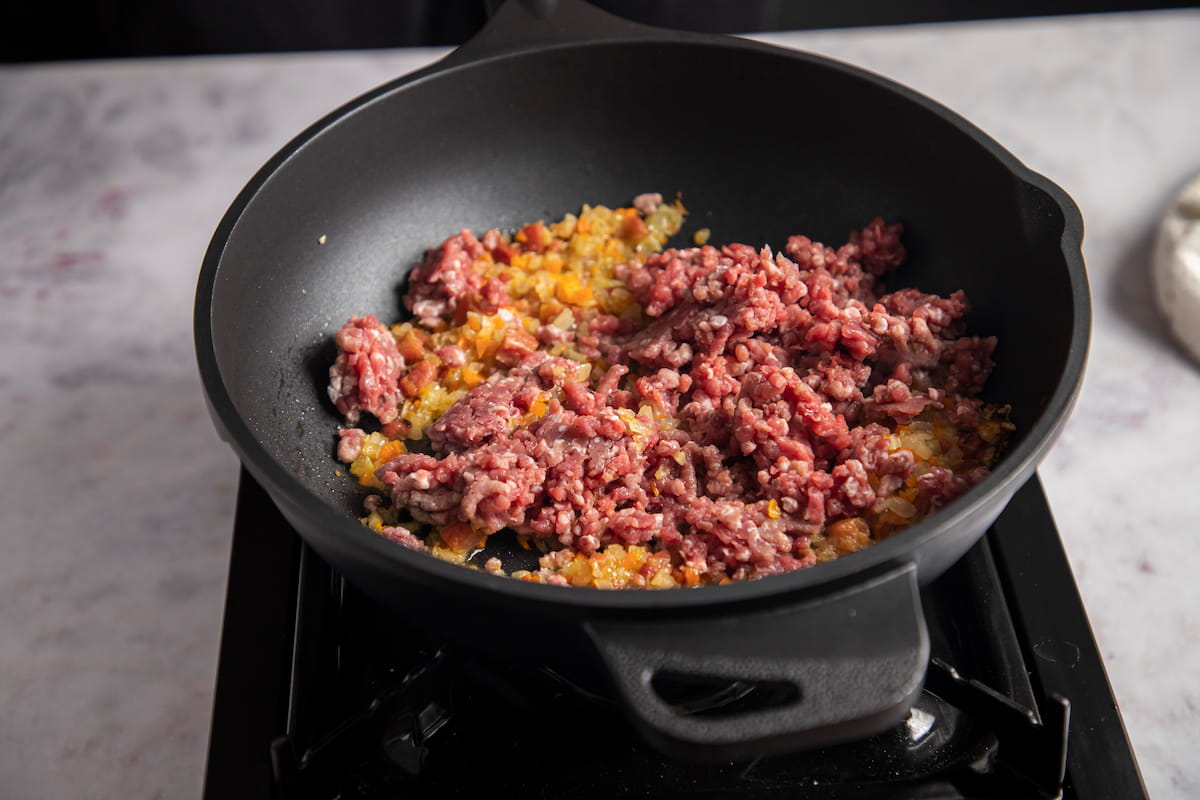 Receta de cómo hacer salsa boloñesa. Paso 2: Incorporar verduras y carne a la sartén