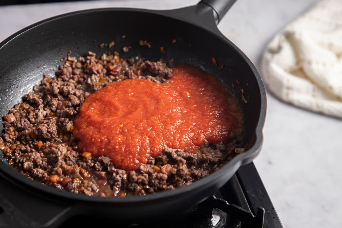 Receta de cómo hacer salsa boloñesa. Paso 3: Dejar cocinar la carne