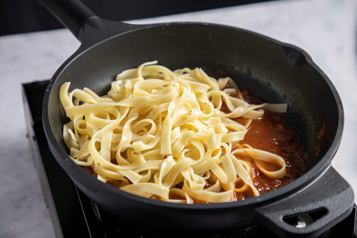 Receta de cómo hacer salsa boloñesa. Paso 4: Incorporar la pasta a la sartén