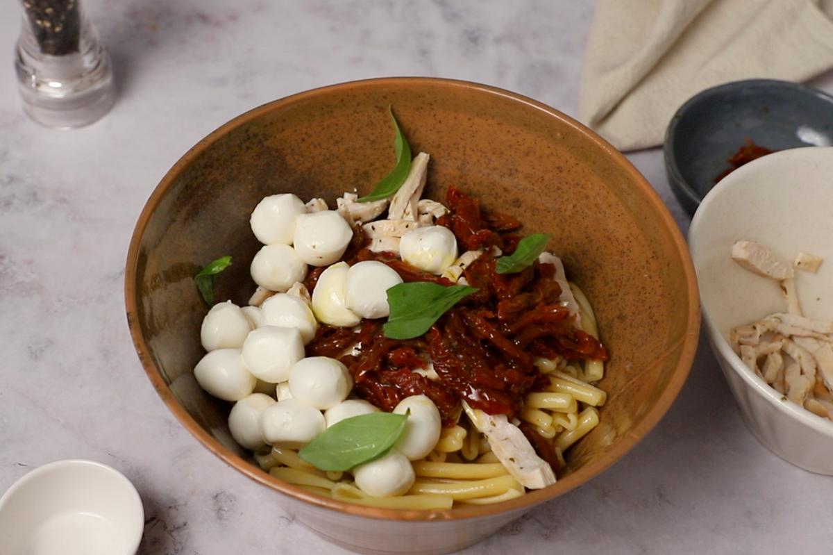 paso a paso- unir los ingredientes de la ensalada de pollo y pasta