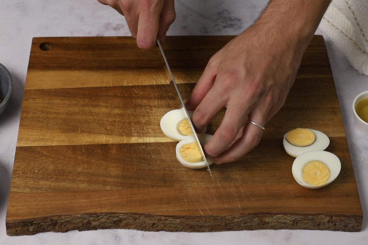 Preparar los complementos de la ensalada, como el huevo duro