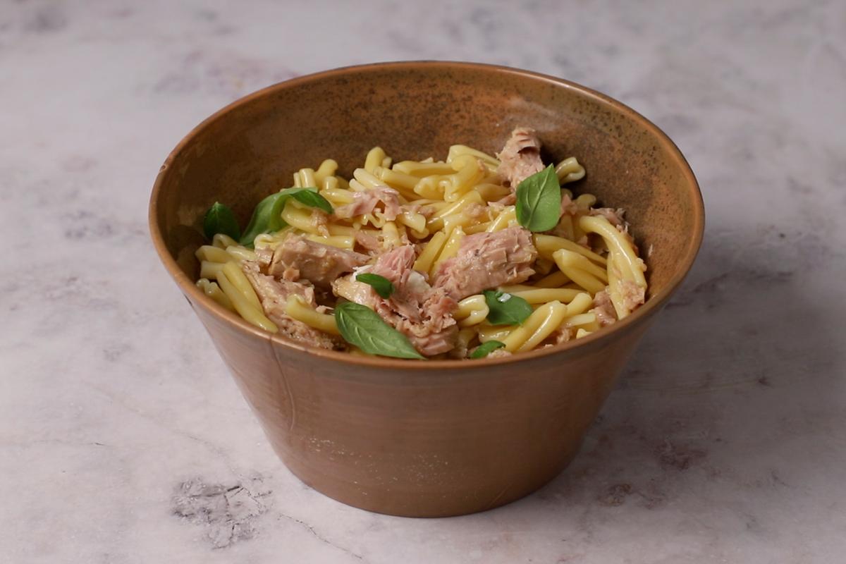 paso a paso ensalada de pasta con atún y tomate: añadir atún