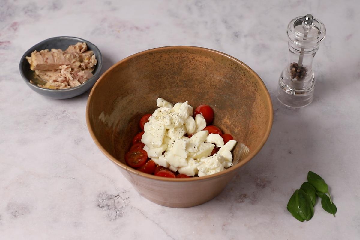 paso a paso ensalada de pasta con atún y tomate: cherry y mozarella
