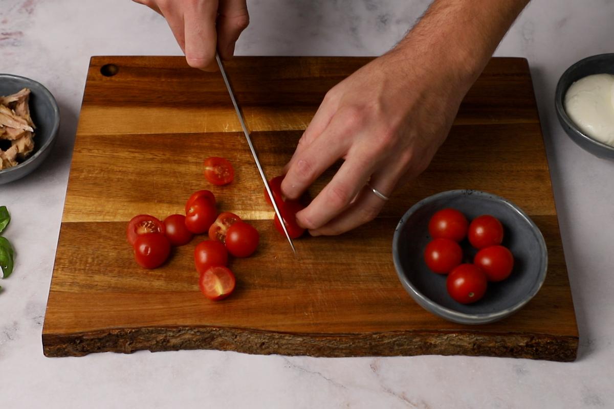 paso a paso ensalada de pasta con atún y tomate: cherry