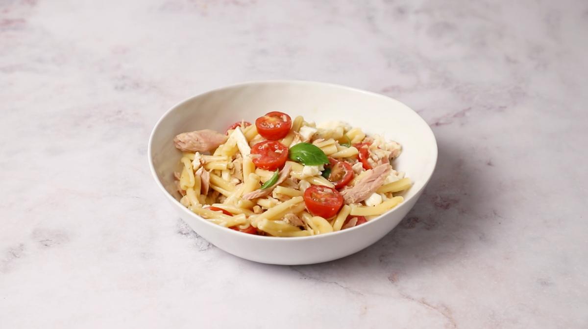 paso a paso ensalada de pasta con atún y tomate: emplatado