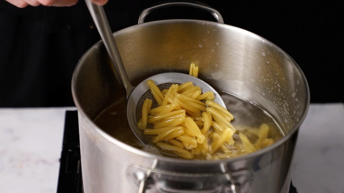 paso a paso ensalada de pasta con atún y tomate: hervir pasta