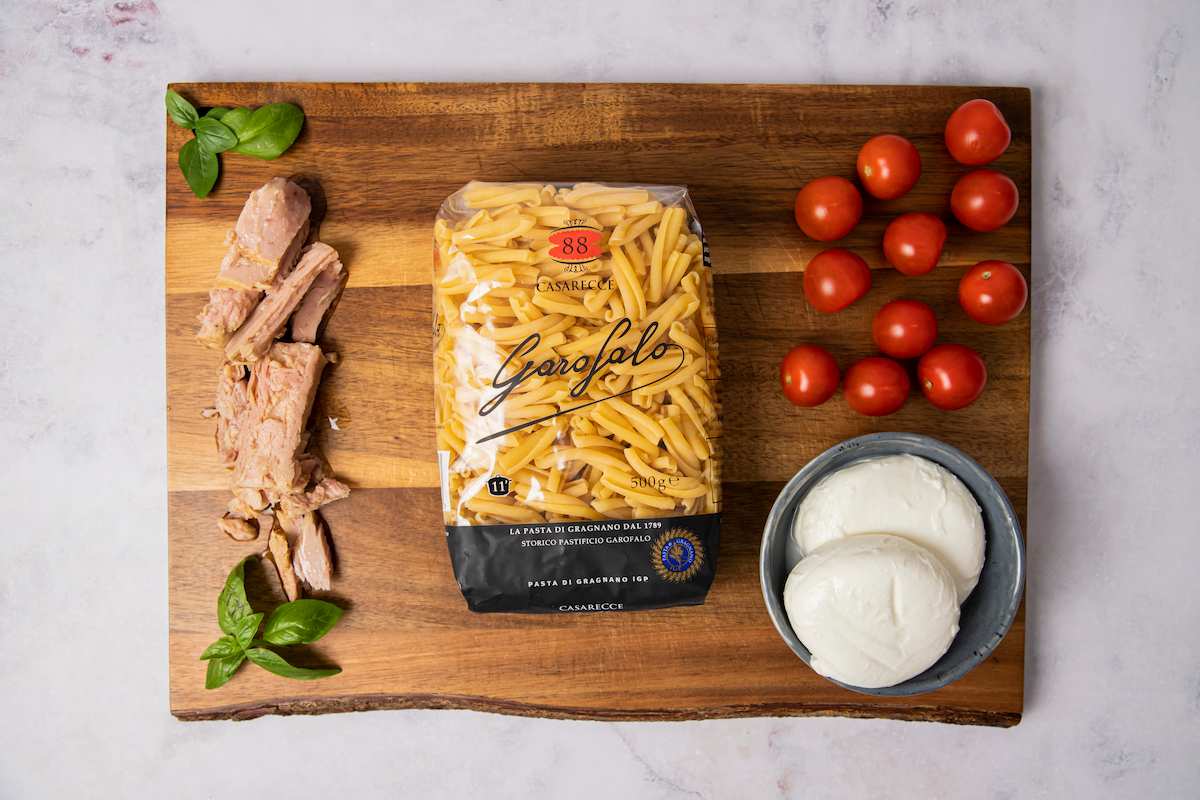 paso a paso ensalada de pasta con atún y tomate: ingredientes