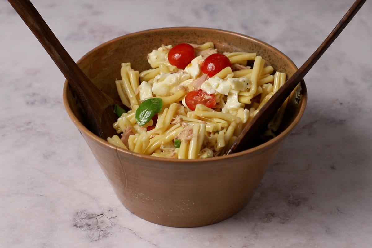 paso a paso ensalada de pasta con atún y tomate: toque fresco