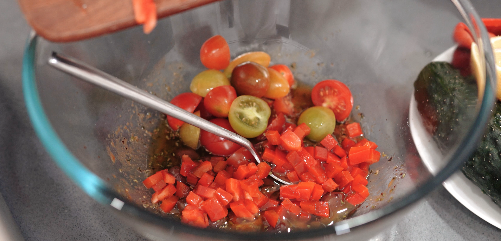 ensalada de pasta en sandia - preparacion de ingredientes