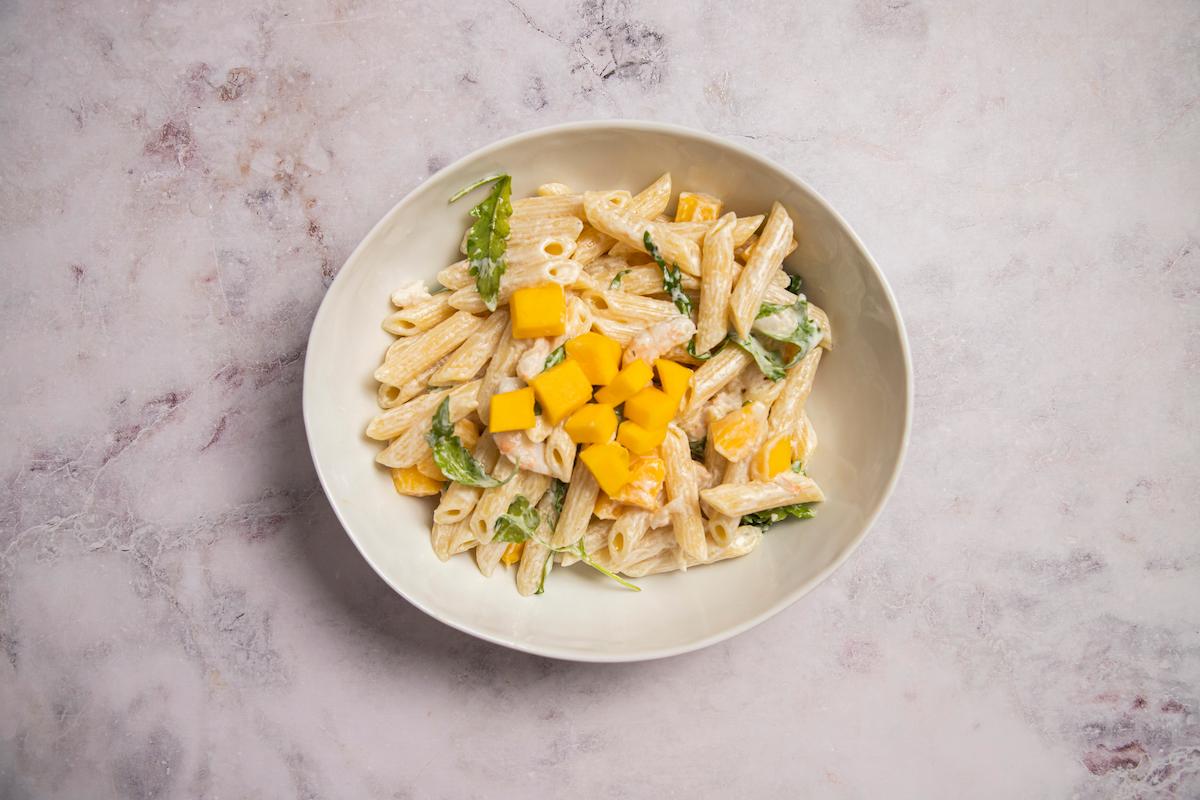 ensalada de pasta con gambas: emplatado