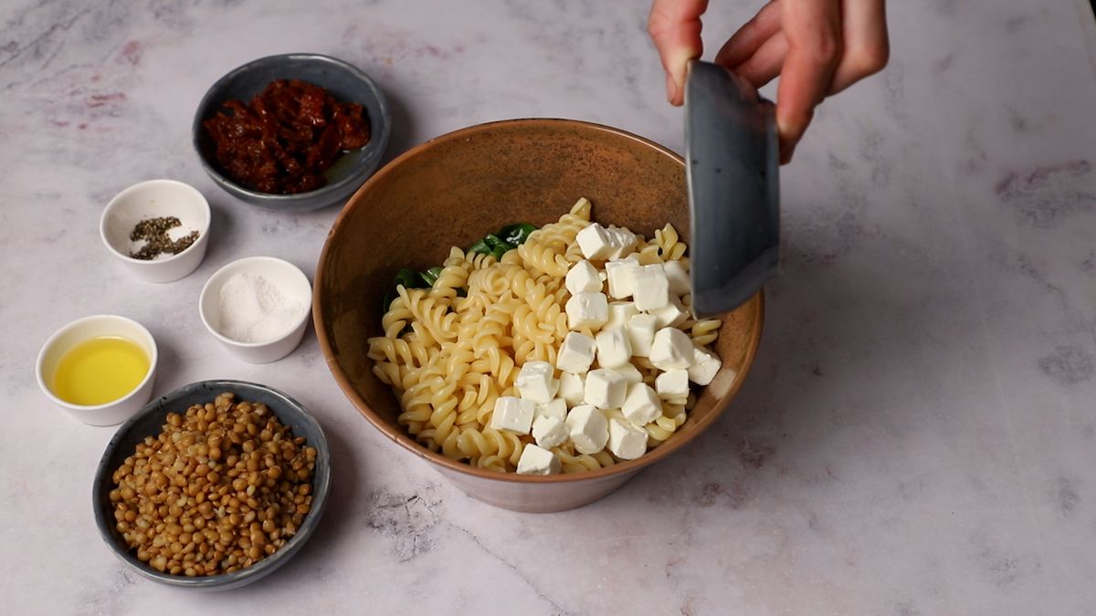 Ensalada de pasta lentejas añadir