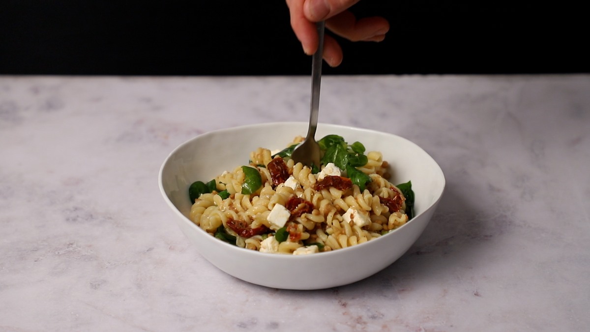 Ensalada de pasta lentejas mezclar bien