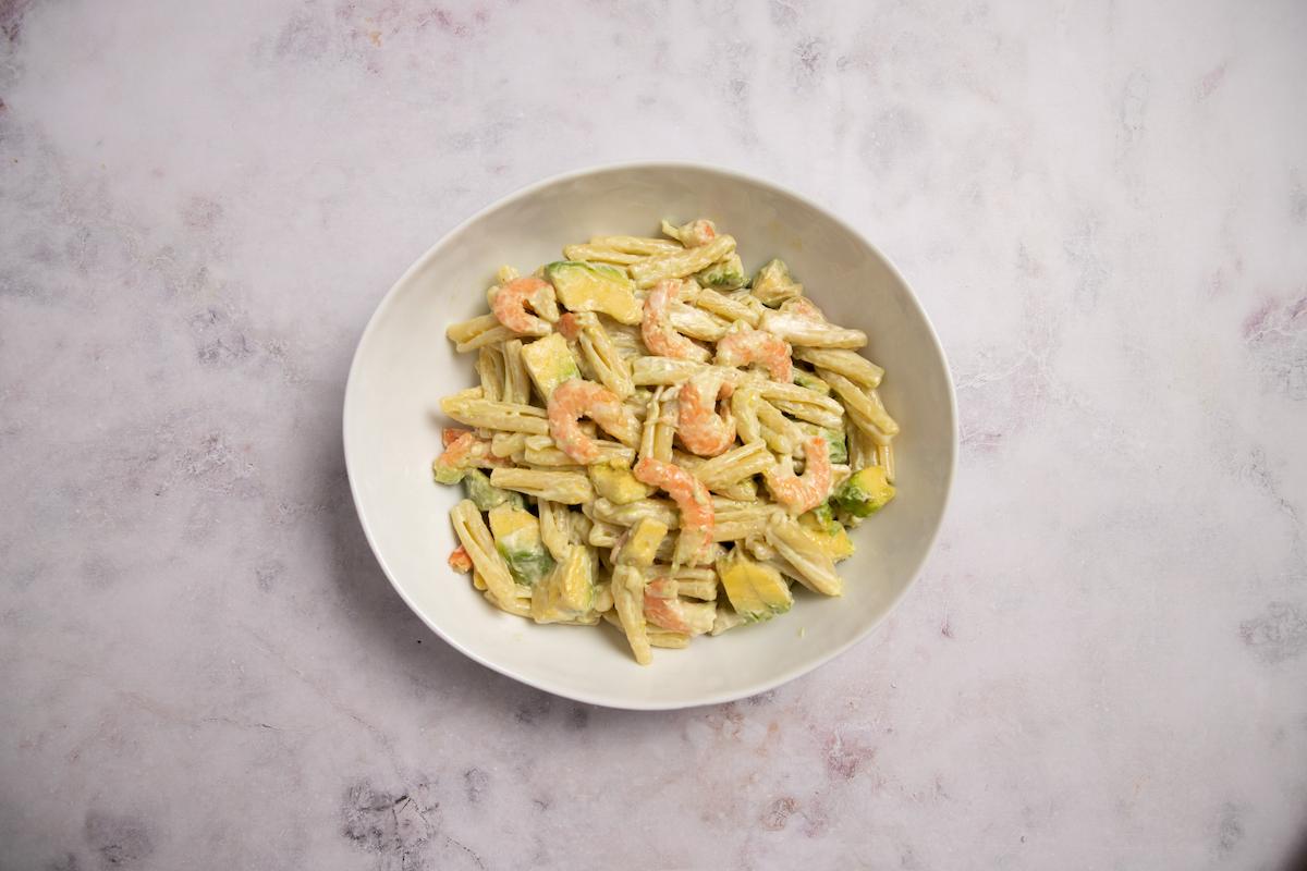 Paso a paso ensalada de pasta con mayonesa emplatar