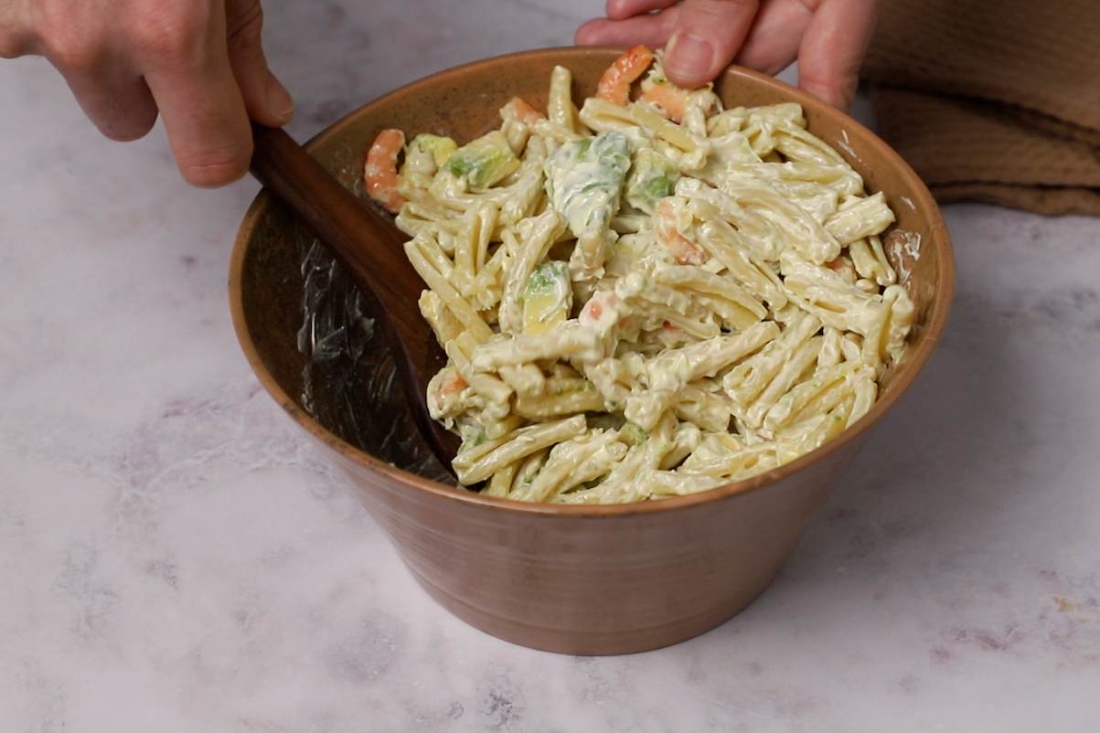 Paso a paso ensalada de pasta con mayonesa enfriar