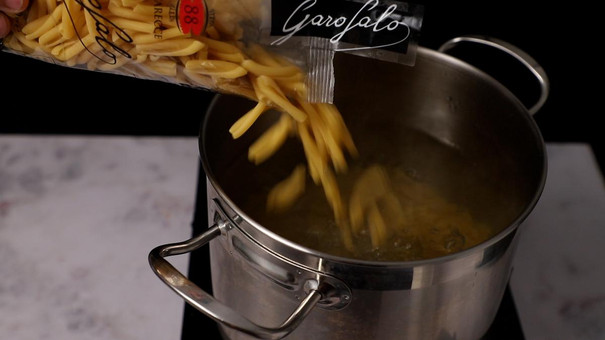 Paso a paso ensalada de pasta con mayonesa: hervir pasta