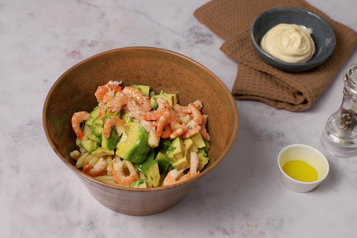Paso a paso ensalada de pasta con mayonesa mezclar