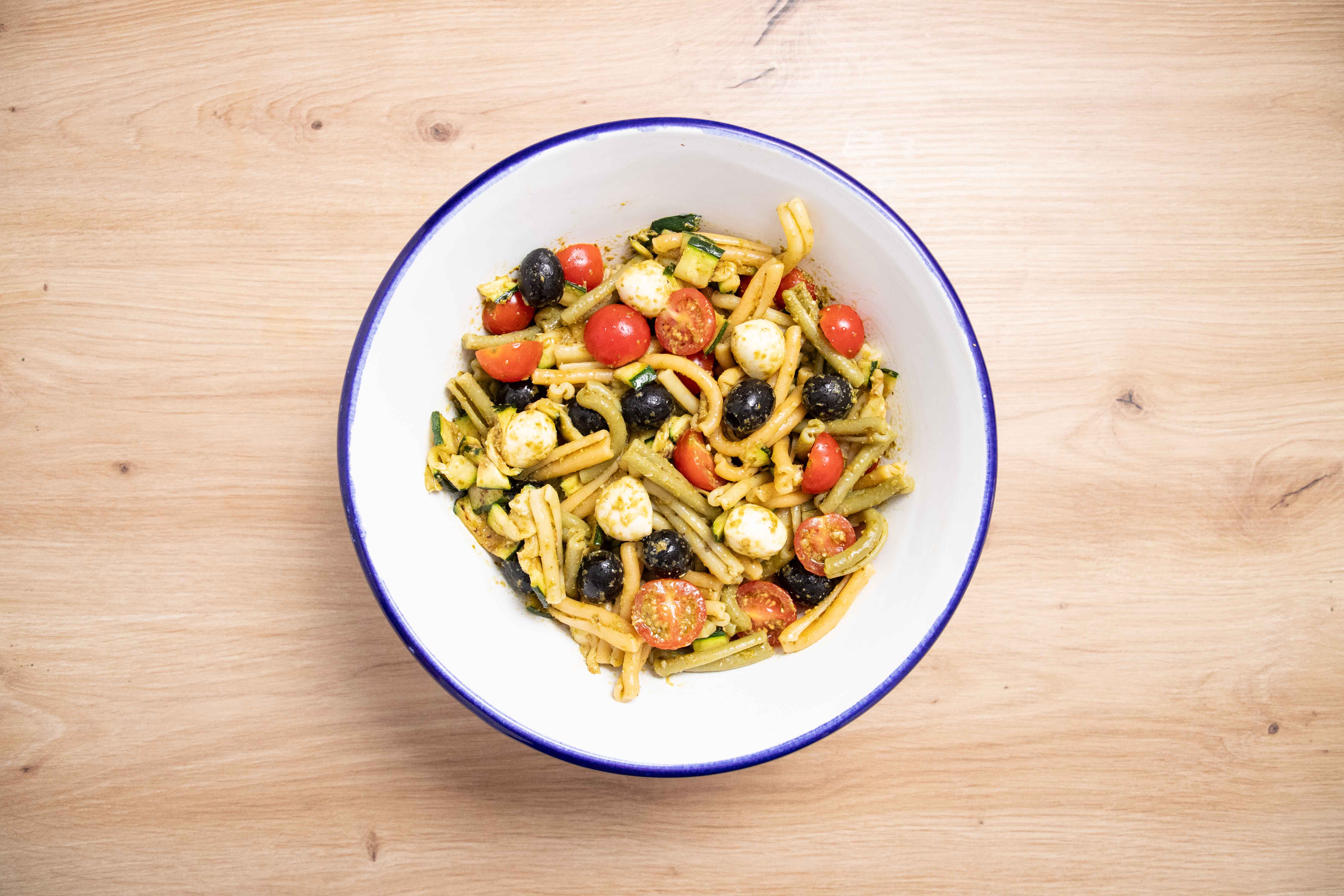 ensalada de pasta con calabacín y pesto