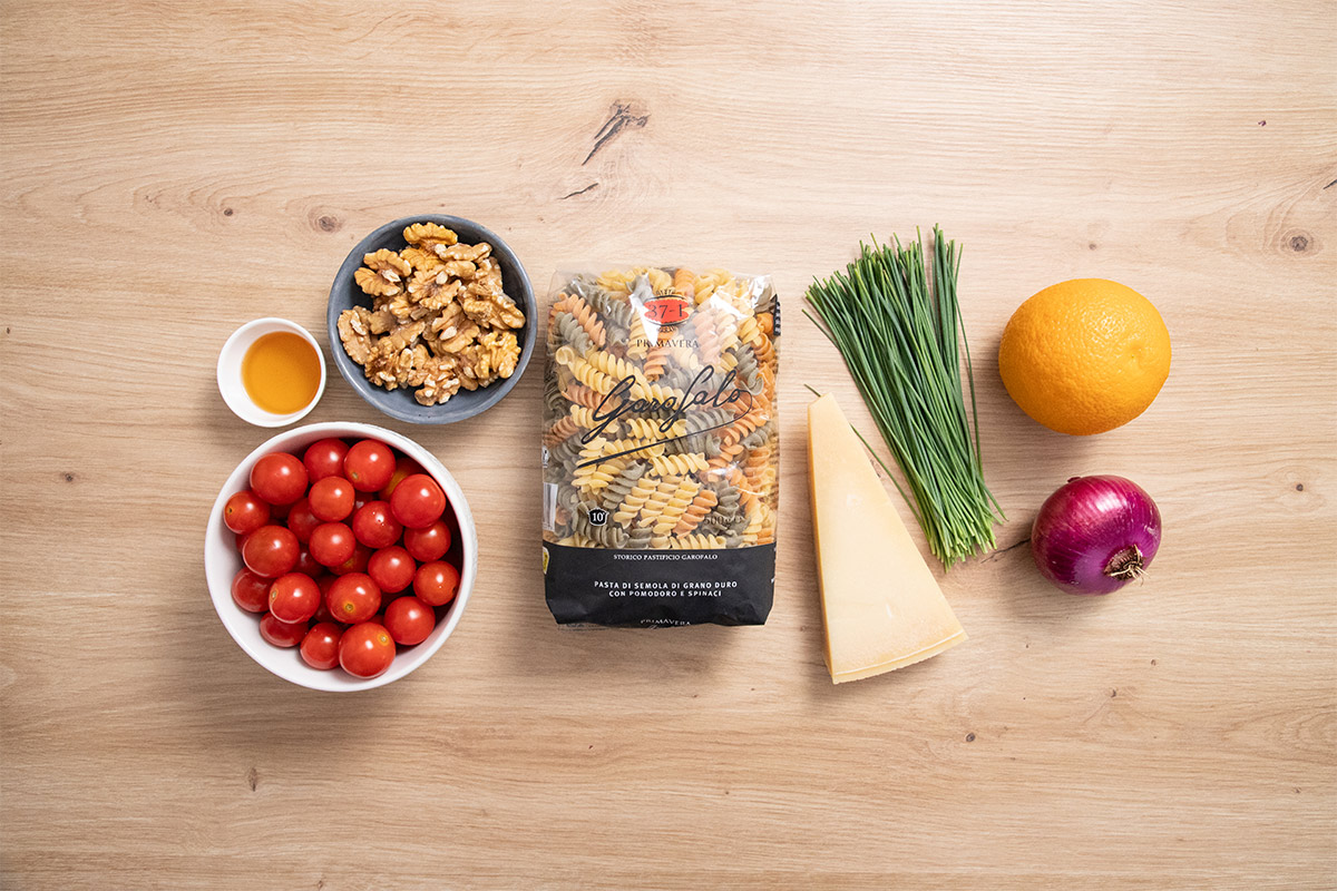 paso a paso Ensalada de pasta con tomates cherry naranjas, menta fresca, cebolleta, nueces y parmesano