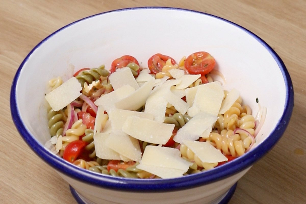 paso a paso Ensalada de pasta con tomates cherry naranjas, menta fresca, cebolleta, nueces y parmesano
