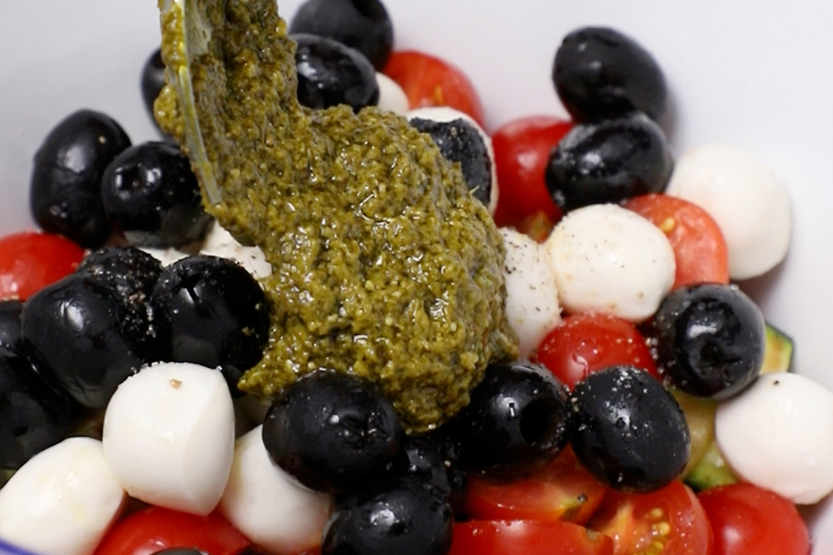 ensalada de pasta con calabacín y pesto