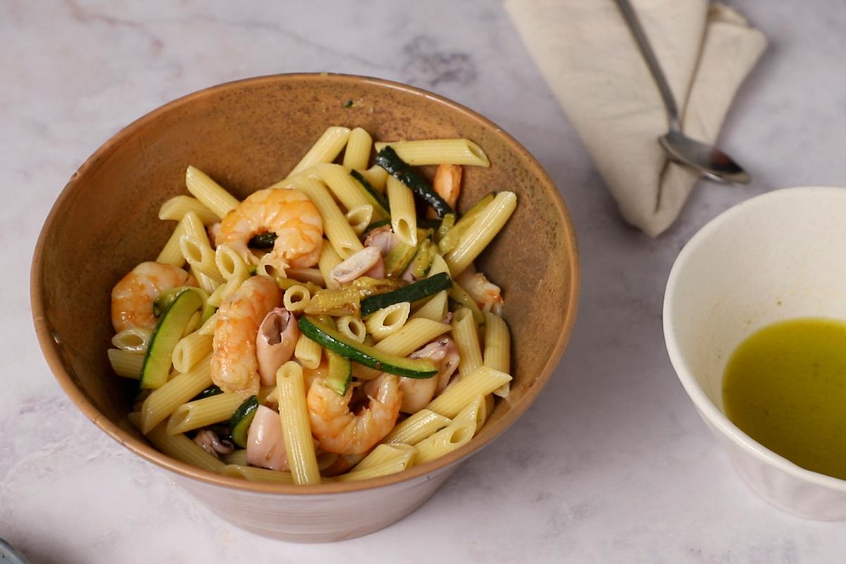 Paso a paso: Emplatar la ensalada de verano de pasta