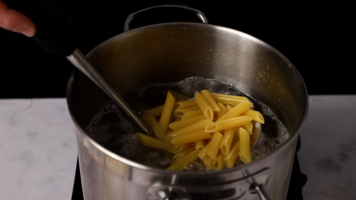 Paso a paso: hervir la pasta de la ensalada de verano de pasta