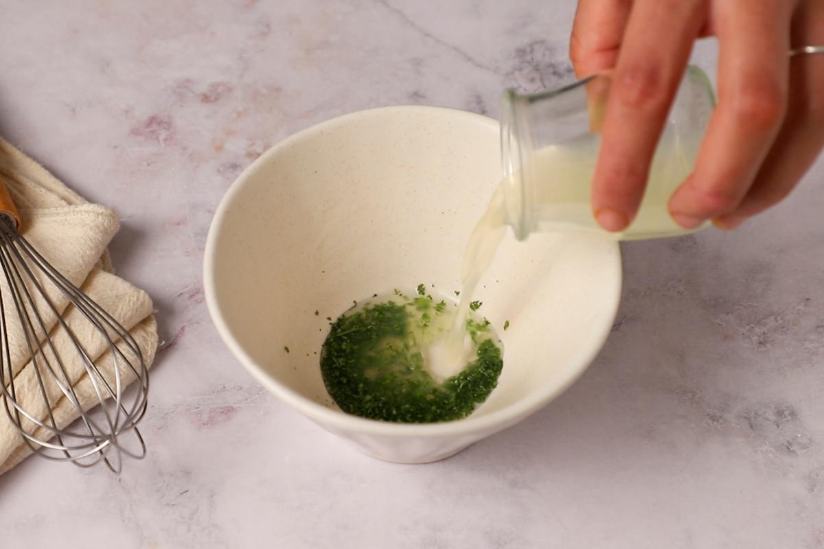 Paso a paso: Preparar el aliño de la ensalada de verano de pasta