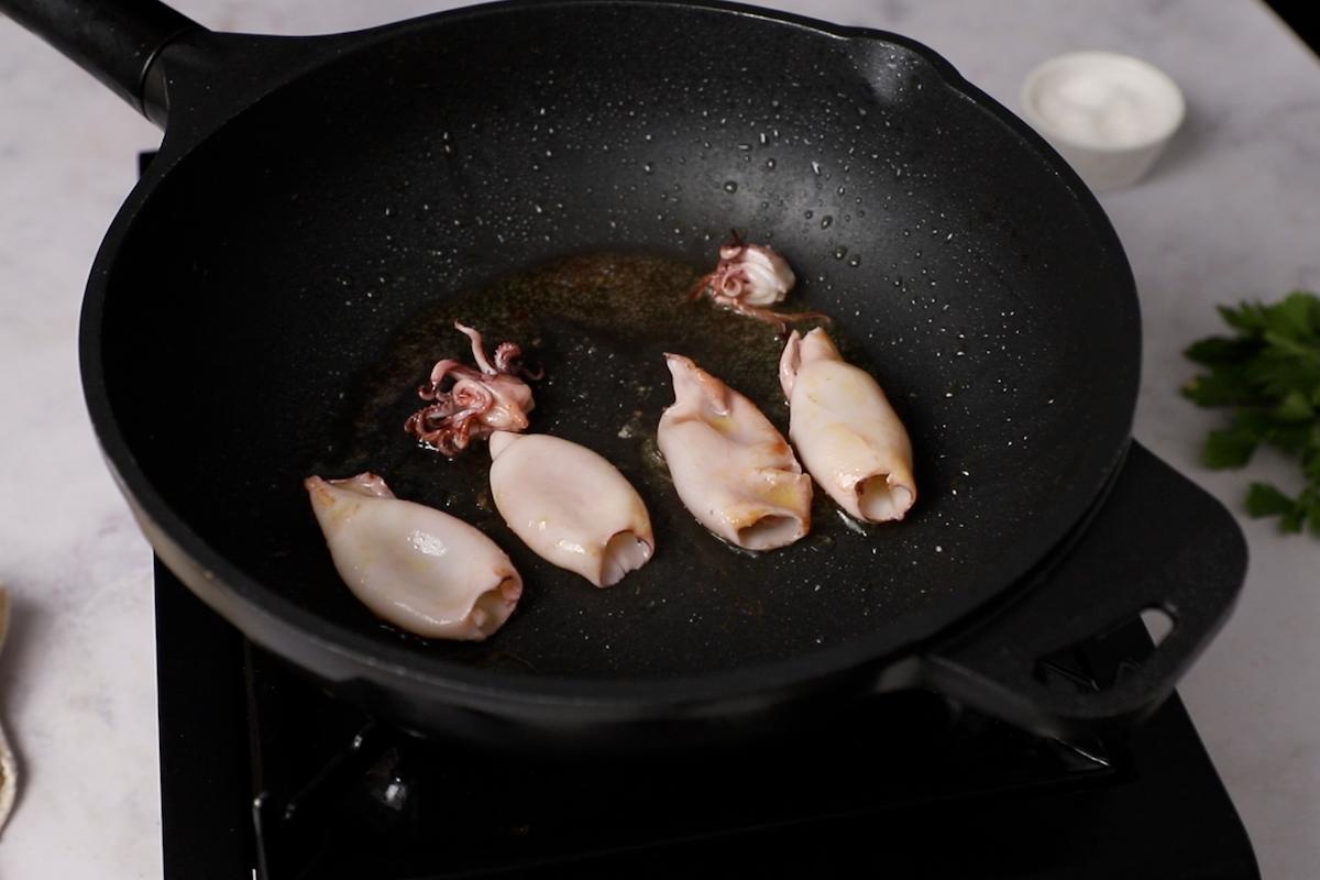 Paso a paso: saltear los chipirones de ensalada de verano de pasta