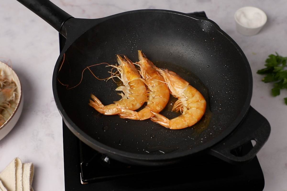 Paso a paso - saltear los langostinos de ensalada de verano de pasta