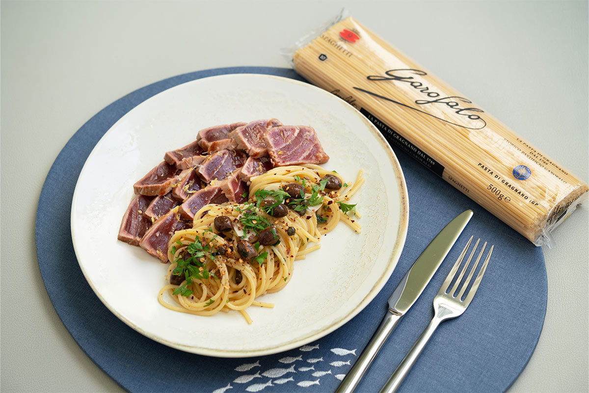 espaguetis aglio olio con atun - emplatamos