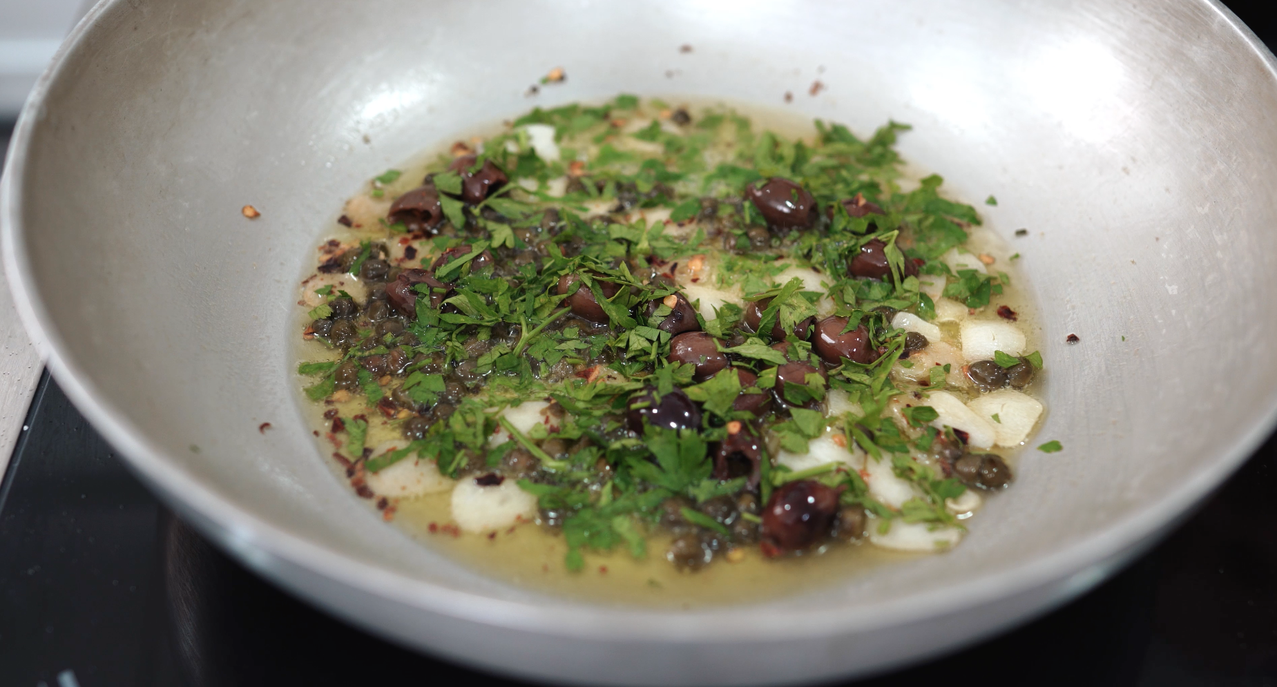 espaguetis aglio olio con atun - preparamos la base aromatica