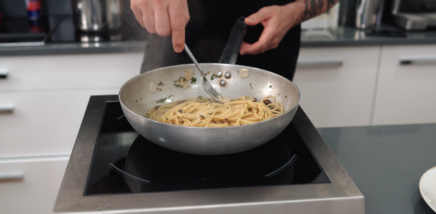 espaguetis aglio olio con atun - coccion y mezcla pasta