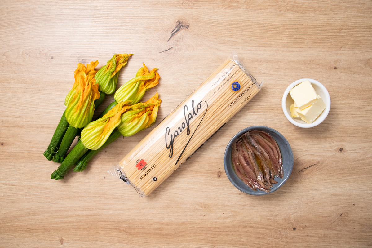 espaguetis con anchoas y flores de calabacín