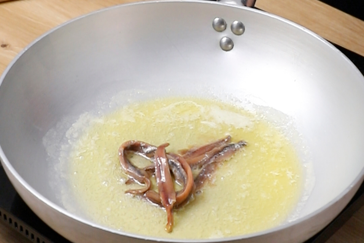 espaguetis con anchoas y flores de calabacín