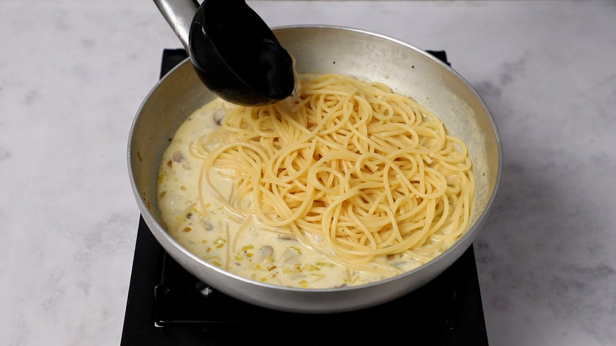 Paso a paso espaguetis con champiñón y nata caldo pasta