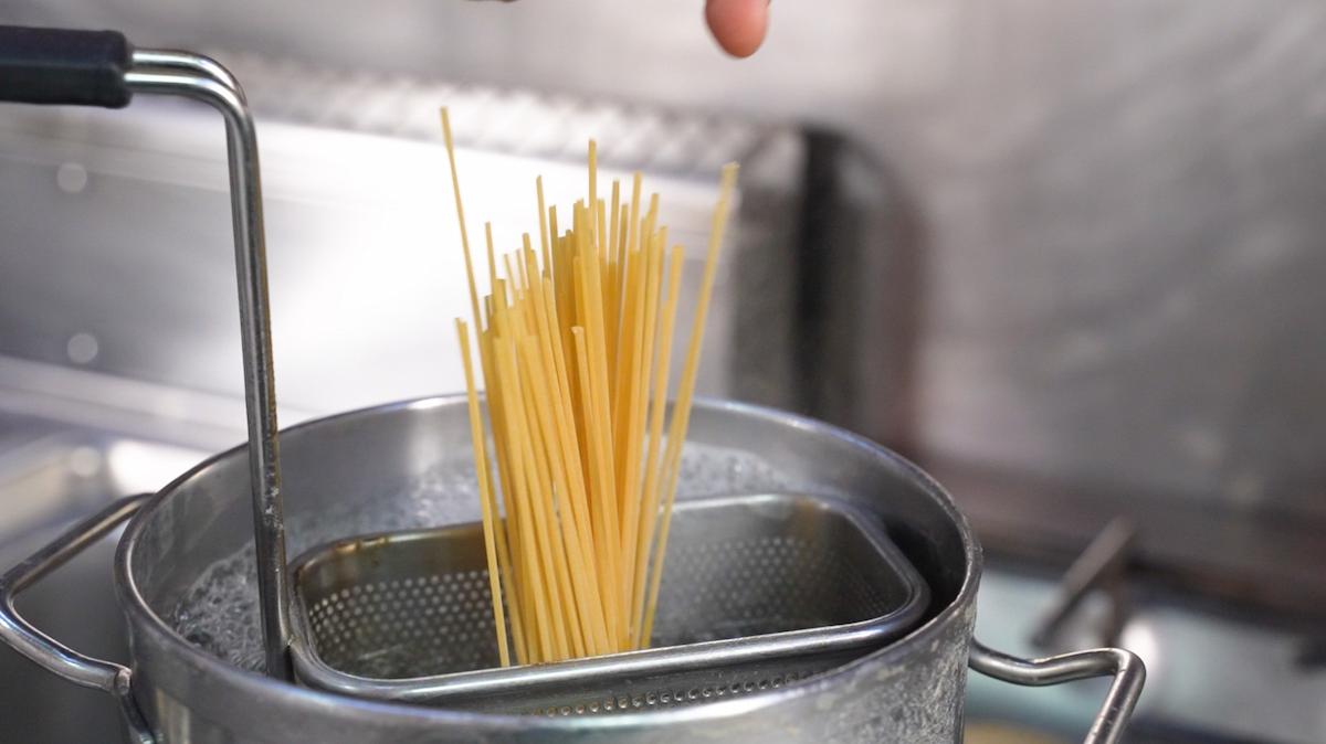 Paso a paso Espaguetis con ajo, aceite y chile con pescadito frito: cocer pasta