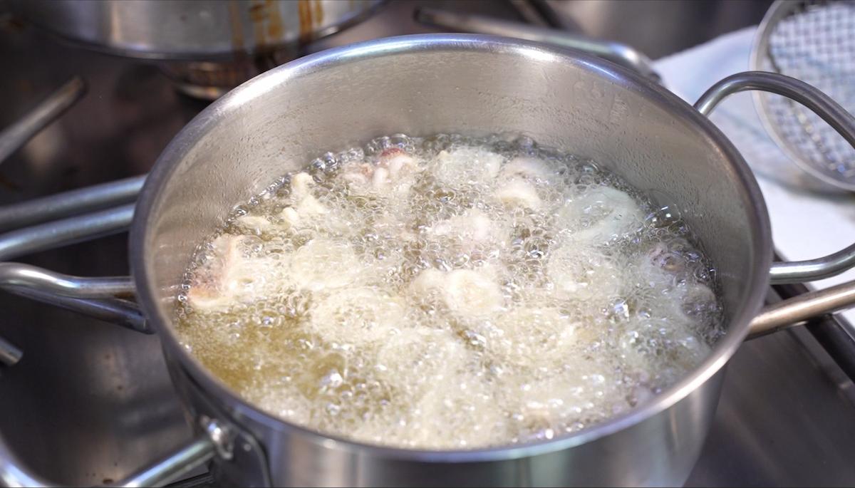 Paso a paso Espaguetis con ajo, aceite y chile con pescadito frito: fríe los calamares