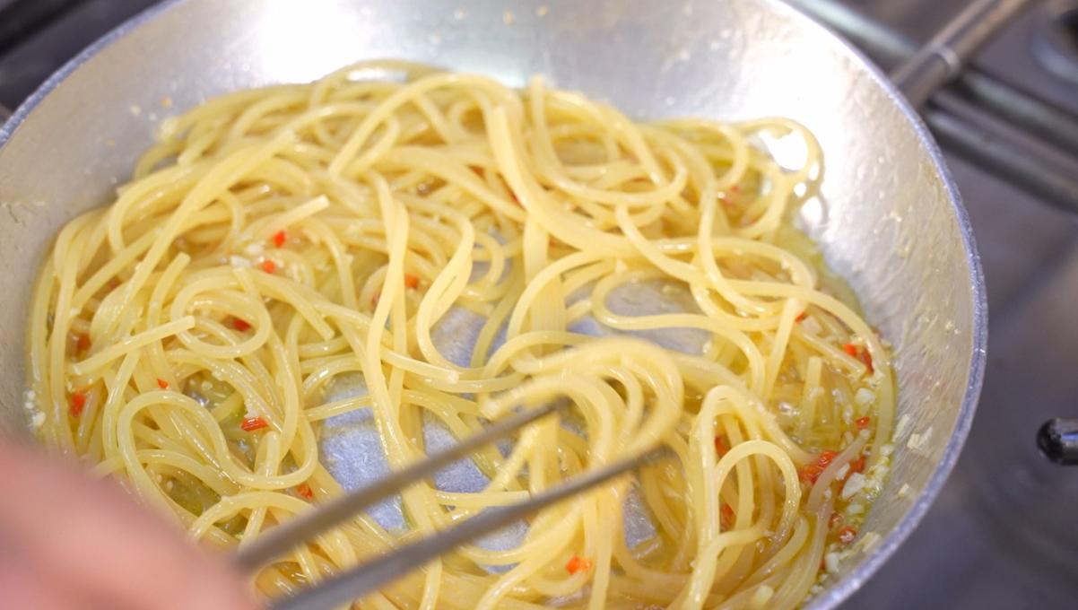Paso a paso Espaguetis con ajo, aceite y chile con pescadito frito: mezclar pasta