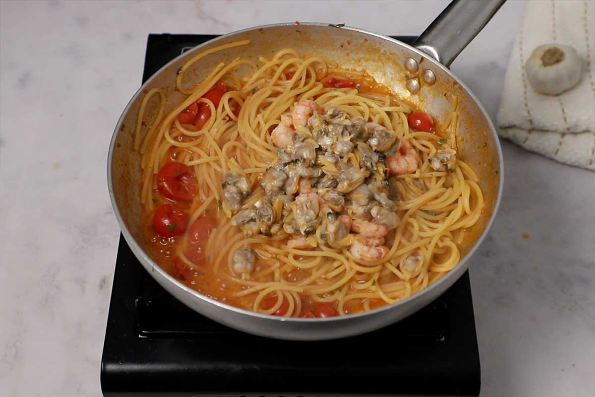 paso a paso espaguetis con gambas y almejas mezclar
