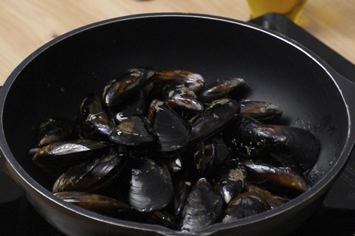 espaguetis con mejillones - saltear