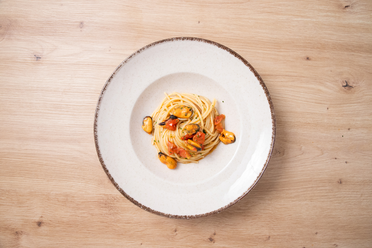 espaguetis con mejillones - emplatado